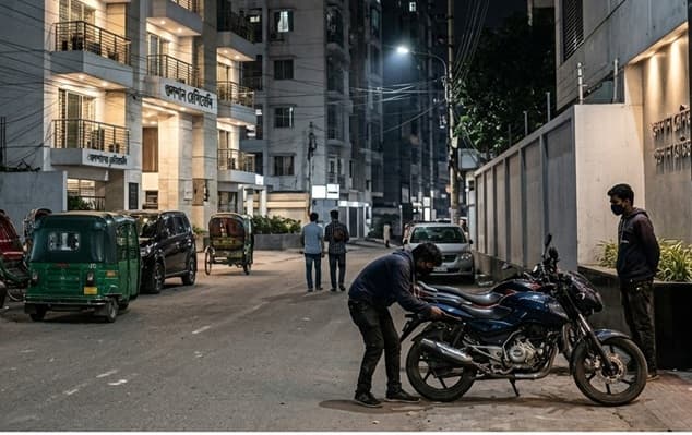 রাতে পার্ক করা মোটরসাইকেল - চুরির ঝুঁকি